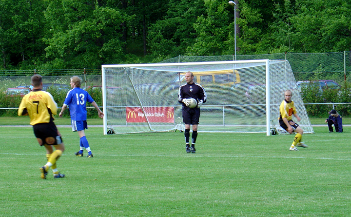 2004_0616_11.jpg - Västerås målvakt tar lätt hand om bollen
